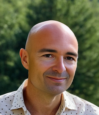 un hommme confiant et souriant prêt à vous accompagner